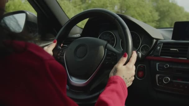 Görüntülerde Kırmızı Kazaklı Bir Kız Araba Kullanıyor Kadın Ellerini Direksiyondan — Stok video