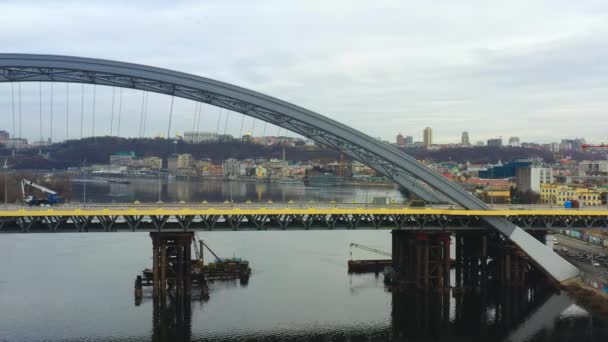 Luftaufnahmen Erstrecken Sich Horizontal Entlang Der Unfertigen Brücke Über Den — Stockvideo