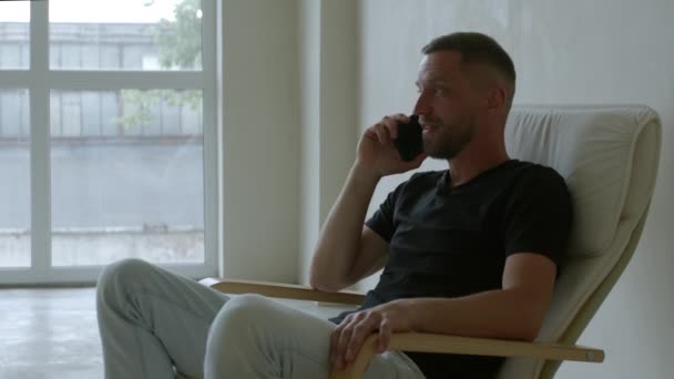 Záběry Muž Středního Věku Mluví Šťastně Telefonu Úsměvem Sedí Pohodlném — Stock video