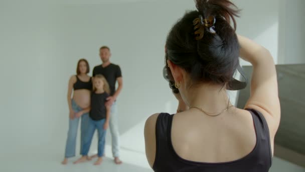 Wideo Dziewczyna Fotograf Robi Zdjęcia Mama Rodzina Tata Córka Czeka — Wideo stockowe