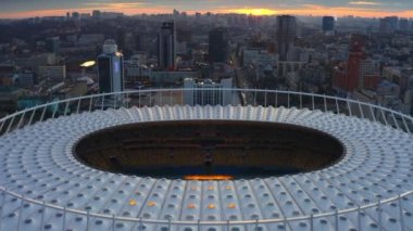 Kyiv kentindeki büyük Olimpiyat stadyumunun 4K hava görüntüsü. Ukrayna 'nın güzel mimarisi. Modern ve eski ruhun eklektizmi. Batan güneşin altında yaşayan bir metropol.