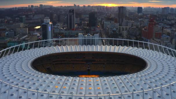在基辅市巨大的奥林匹克体育场上空拍摄了4K个航拍镜头 美丽的乌克兰首都建筑 现代和古代精神的古典主义 在夕阳西下的阳光下生活在大都市里 — 图库视频影像