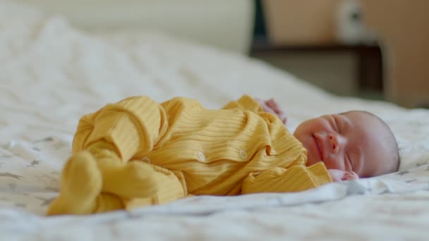 Metraje Pequeño Bebé Recién Nacido Mono Amarillo Duerme Espalda Con — Vídeos de Stock