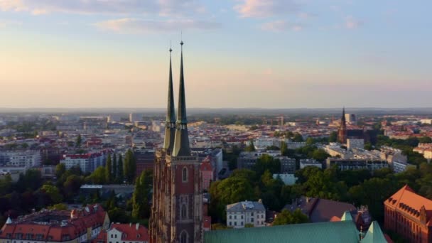 Luftaufnahmen Drohne Umfliegt Die Türme Der Johannes Der Täufer Kathedrale — Stockvideo