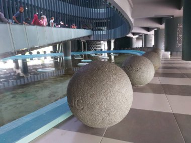 9 Mayıs 2022, Banda Aceh - Bunlar Aceh Tsunami Müzesi 'ne giderken bulabileceğimiz top şeklinde süsler.