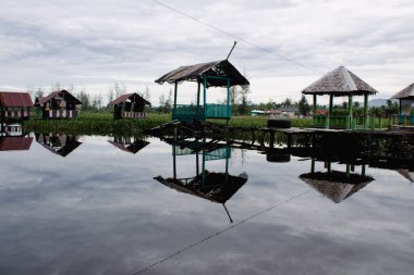 Sudaki küçük kulübe nadiren ziyaret edilir.