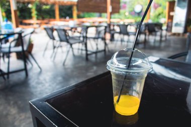 Neredeyse kafede yetişen portakal suyu.