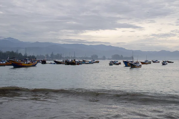 Susoh Denizi, Güneybatı Aceh Regency 'de kullanıma hazır düzinelerce balıkçı teknesi var.