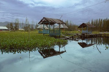 Sudaki küçük kulübe nadiren ziyaret edilir.
