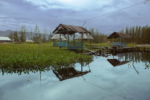 Sudaki küçük kulübe nadiren ziyaret edilir.
