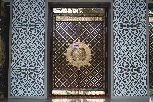 Aceh Barat Daya, Endonezya, 16 Mayıs 2022: Bu, Güneybatı Aceh Regency 'deki Büyük Cami Baitul Ghafur' un kapısı.