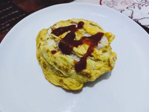 Une Assiette Riz Avec Une Omelette Une Sauce Tomate — Photo