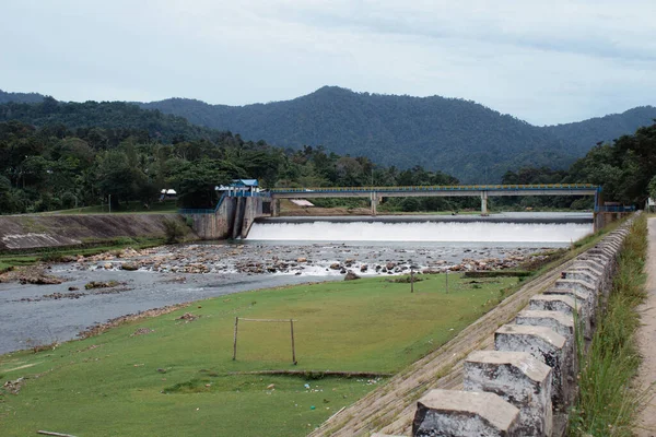 Güneybatı Aceh Regency nehrine akan geniş baraj.