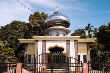 Aceh Barat Daya, Endonezya - 24 Mayıs 2022: Güneybatı Aceh Regency 'de küçük bir cami