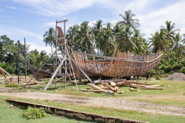 Yelken açmaya hazırlanan gemi iskeleti.