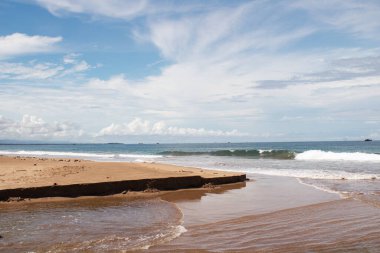 Okyanusta küçük bir ada, bir geminin yanında.