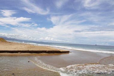 Denize açılan bir nehirde aşınma.