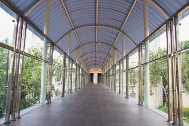 İbadet yerine gitmek için köprüdeki koridor.