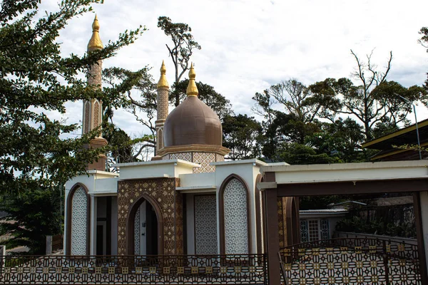 Aceh Barat Daya, Endonezya, 26 Mayıs 2022: Güneybatı Aceh Ofis Kompleksi 'nde yeni inşa edilmiş küçük bir cami