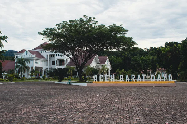 Güneybatı Aceh Regency 'deki naip hükümetinin yanında.