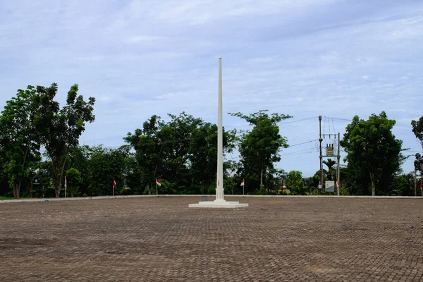 Vlaggenmast Het Midden Van Het Veld Zonder Vlag — Stockfoto