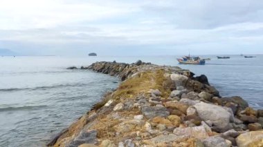 Bu küçük bir gemi, tek başına balık arıyor.