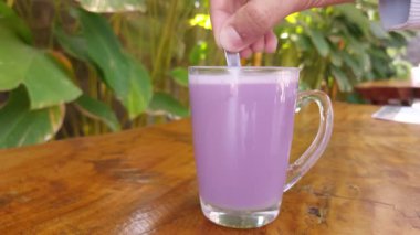 Bir bardak mor süt, karıştıran içecek.