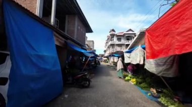 Güneybatı Aceh, Endonezya - 25 Haziran 2022: Abdya 'daki sebze pazarının atmosferinde yürüyüş