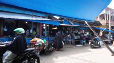 Güneybatı Aceh, Endonezya - 25 Haziran 2022: Güneybatı Aceh 'te işlek bir pazarda mavi bir brandanın altında sebze pazarı