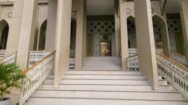 Güneybatı Aceh, Endonezya - Haziran 26: Güneybatı Aceh Büyük Camii 'nin önünde bir yürüyüş yapın.