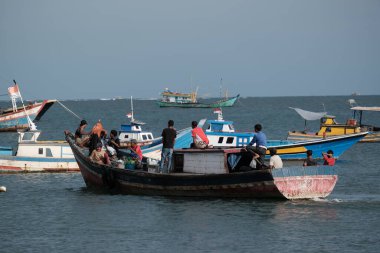 Aceh Barat Daya, Endonezya - 31 Temmuz 2022 Denize bakmaya hazır balıkçılar