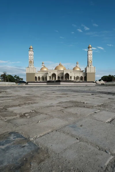 Güneybatı Aceh 'in Büyük Camii, alçak bir açıyla dikey olarak fotoğraflandı.