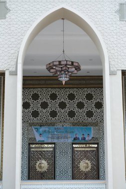 Aceh Barat Daya, Endonezya - 6 Ağustos 2022 Blangpidie, Güneybatı Aceh Regency 'deki Büyük Cami' nin iki kapısı dikey olarak fotoğraflandı.
