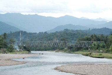 Blangpidie, Güneybatı Aceh 'te yer alan dağların, nehirlerin, köprülerin ve kayaların güzel manzarası, Ağustos 2022' de çekildi.