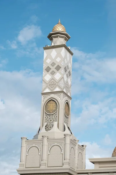 Aceh Barat Daya, Endonezya - 6 Ağustos 2022 Aceh Barat Daya Büyük Camii 'nde ayakta duran bir kule