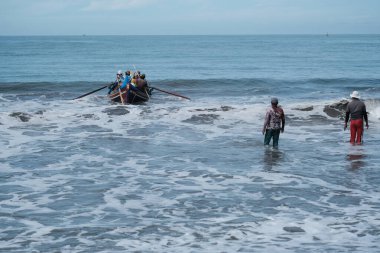 Aceh Barat Daya, Endonezya - 7 Ağustos 2022 İki balıkçı diğer balıkçıların arkadaşlarını gördü. Balıkçılık için okyanusa gitmişlerdi.
