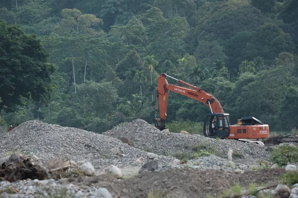 Aceh Barat Daya, Endonezya - 7 Ağustos 2022 Blangpidie Abdya 'da bulunan kumda bulunan oren renkli bir ekvatorun seçici odak noktasında fotoğrafı çekildi.
