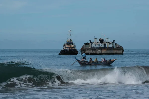 Aceh Barat Daya, Endonezya - 7 Ağustos 2022 Balıkların bulunduğu küçük bir balıkçı teknesi Susoh Abdya 'da bulunan vahşi dalgaların arasında duruyor.