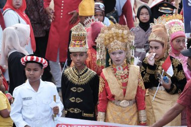 Banda Aceh, Endonezya - 18 Ağustos 2022 Profesyonel kostümler ve geleneksel aseh giysiler giyen çocuklar Blang Padang 'daki 77. Endonezya bağımsızlık etkinliğinde