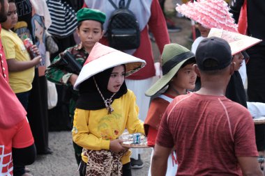 Banda Aceh, Endonezya - 18 Ağustos 2022, Blang Padang 'daki 77. Endonezya bağımsızlık etkinliğinde Köylü kostümü giyen çocuklar