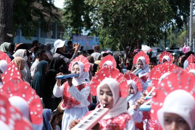 Banda Aceh, Endonezya - 18 Ağustos 2022 Kırmızı ve beyaz giyinmiş bando oyuncuları seçici bir odak noktasında fotoğraflandı