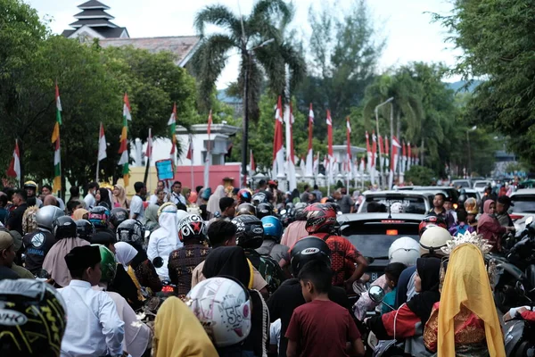 Banda Aceh, Endonezya - 18 Ağustos 2022 'de Blang Padang Banda Aceh yolunda meydana gelen trafik sıkışıklığı sabah Endonezya bağımsızlık festivali nedeniyle gerçekleşti.