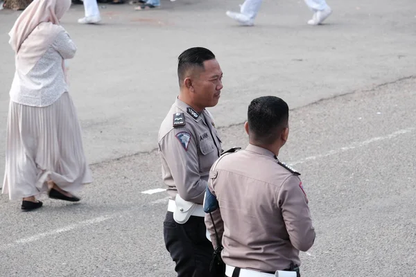 Banda Aceh Indonesia Agosto 2022 Due Poliziotti Stanno Parlando Blangpadang — Foto Stock