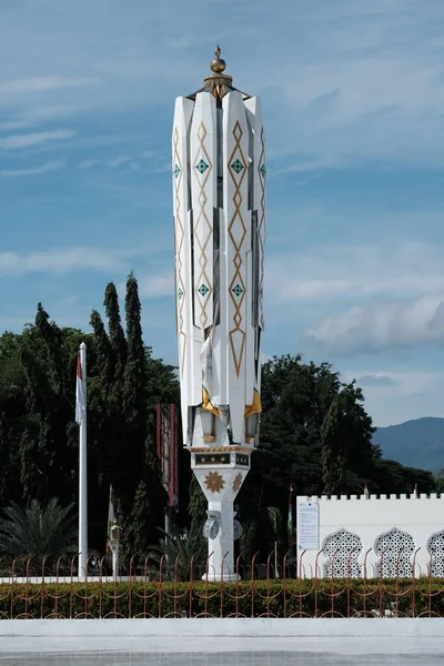 Banda Aceh, Endonezya - 18 Ağustos 2022 Baiturrahman Büyük Camii 'nin dev beyaz şemsiyesi kapalı olarak fotoğraflandı.