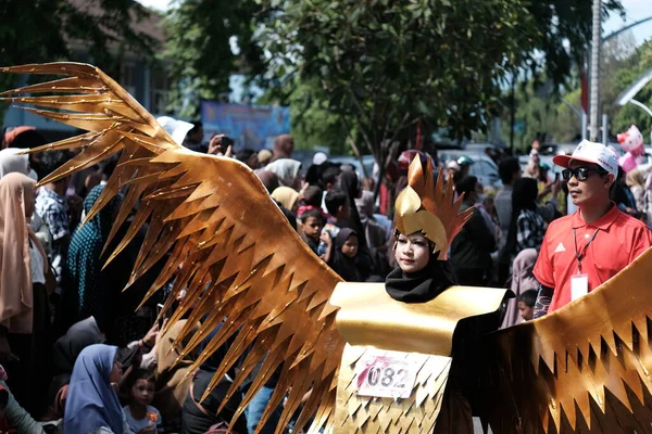 Banda Aceh, Endonezya - 18 Ağustos 2022 Bağımsızlık Festivali 'nde eşi benzeri olmayan sarı kostümlü bir kız