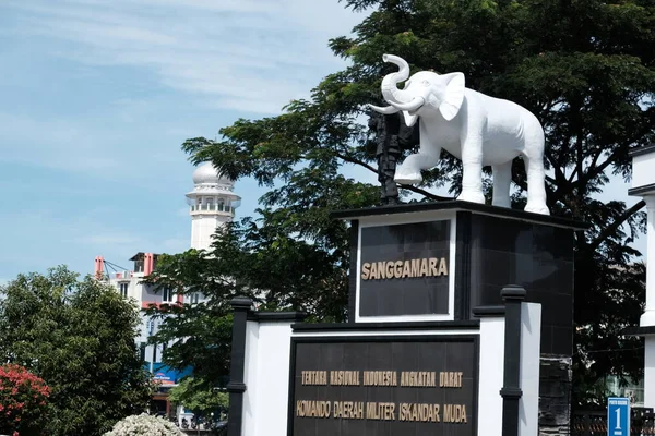 Banda Aceh, Endonezya - 18 Ağustos 2022 Bu Banda Aceh 'deki ordu binasının önündeki itaatkar bir beyaz fil