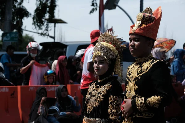Banda Aceh, Endonezya - 18 Ağustos 2022 Bu karnaval festivalinin iki katılımcısı geleneksel kostümlerle 77. Endonezya bağımsızlık gününe katıldılar