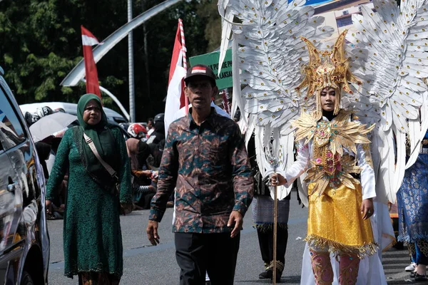 Banda Aceh, Endonezya - 18 Ağustos 2022 Bunlar karnaval festivalinin katılımcıları, Bu geçit 77. Endonezya bağımsızlık gününün ardından eşsiz kostümlerle. Seçici Odaklanma