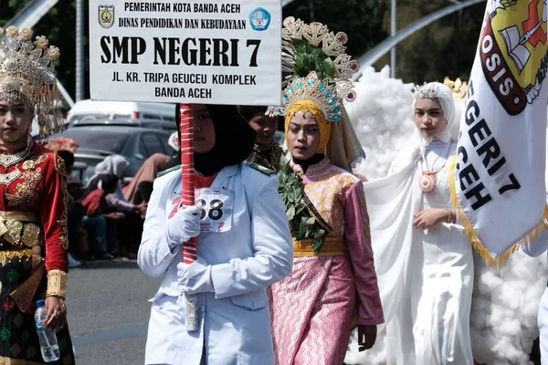 Banda Aceh, Endonezya - 18 Ağustos 2022: Seçici Odak. Bunlar karnaval festivalinin katılımcıları. Bu geçit, çeşitli kostümlerle 77. Endonezya bağımsızlık gününü takip ediyor.