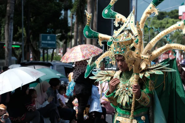 Banda Aceh, Endonezya - 18 Ağustos 2022 Bu, fotoğraftaki bağımsızlık geçidinde görünen benzersiz kostümlerden biridir